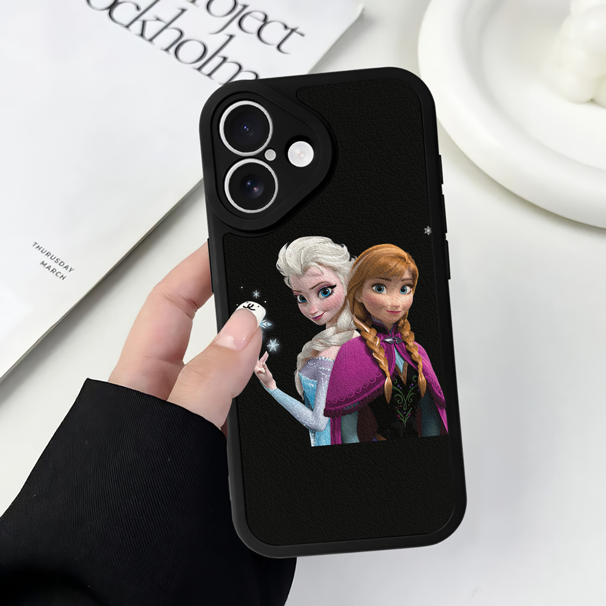 （画像用） アナと雪の女王 アンナ エルサ Frozen Anna Elsa 【iPhone 16シリーズ対応】シリコンスマホケース（レザー調） 材質：シリコン